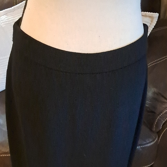 St. JOHN Basic Santana Knit with Slit Skirt Size 12 Formal Elegant Desinger Lux - Picture 5 of 8